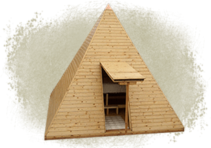 pyramída vyhotovená z obloženého dreva